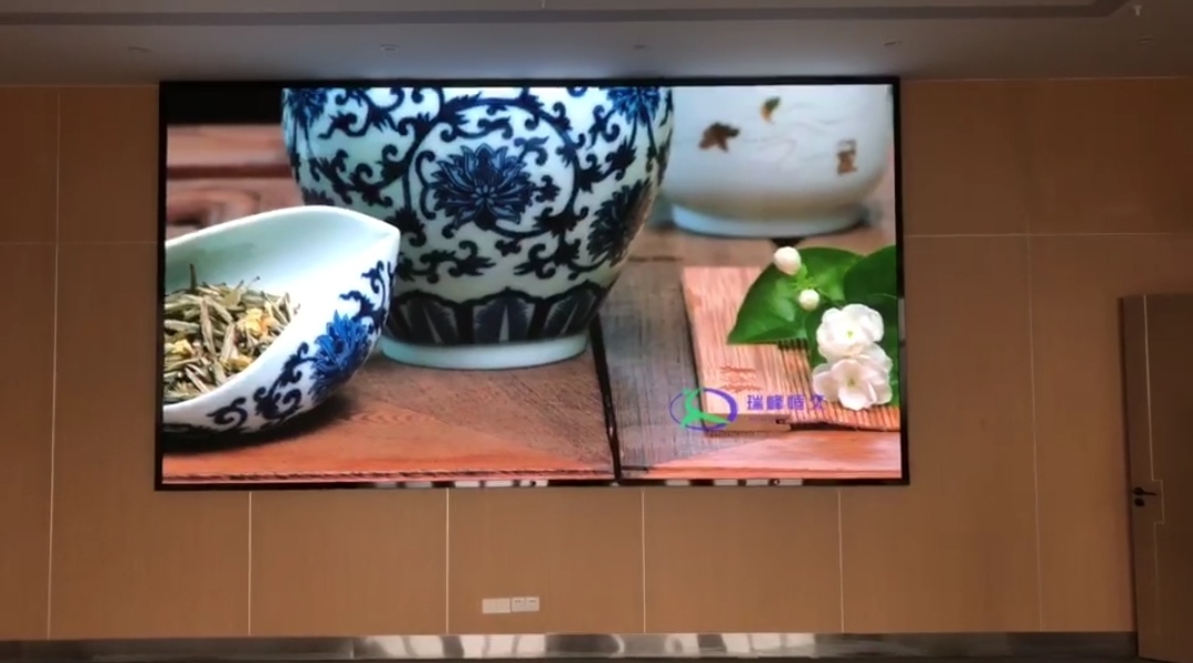 大冶中醫(yī)院室內(nèi)全彩P1.8會議室大屏安裝調(diào)試完畢    尺寸：4.48*2.4   像素點(diǎn)：2408*1290